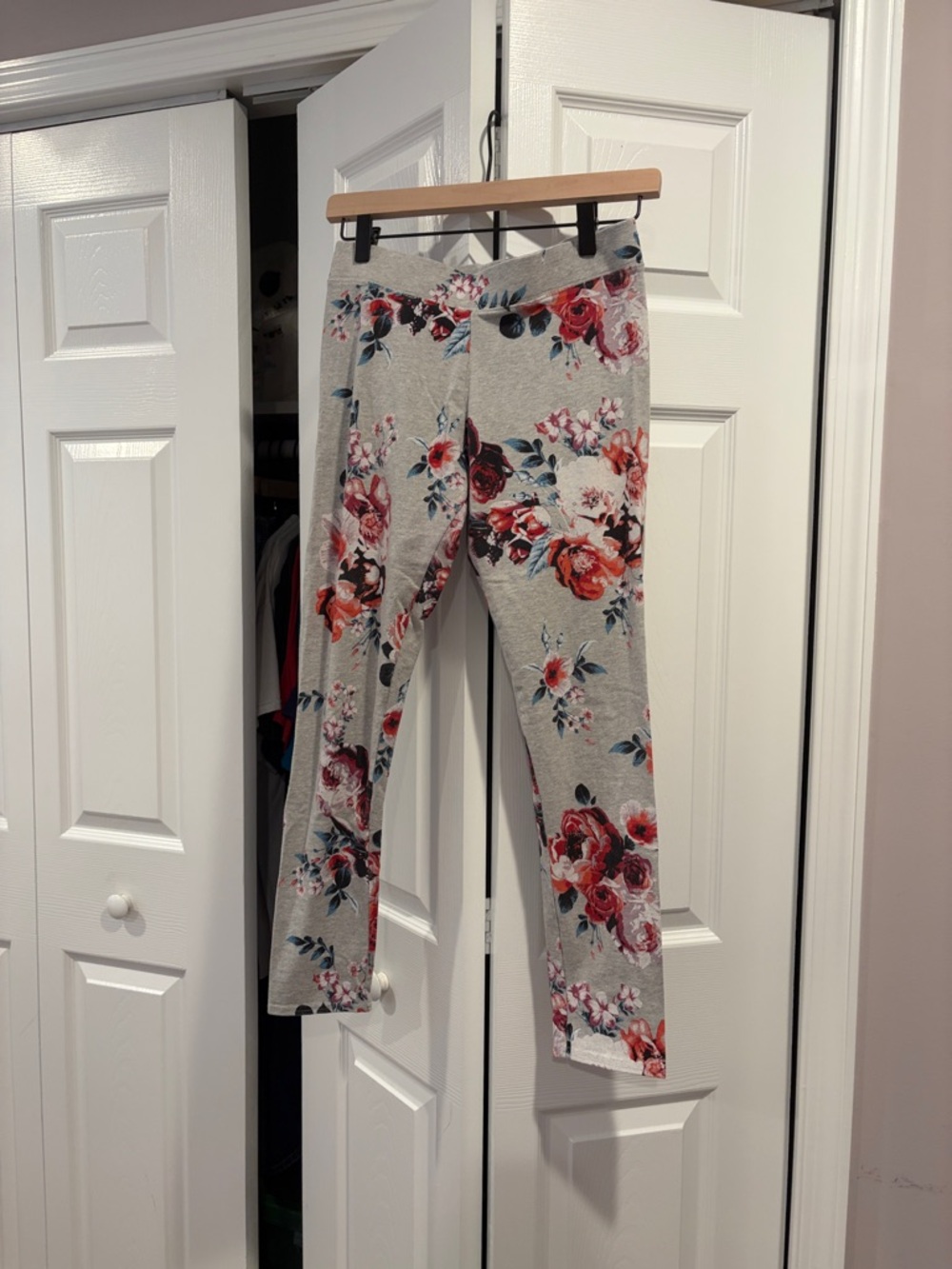 American Eagle Outfitters Gray Floral Leggings with Red and Pink Flowers